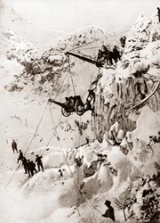 Uppställning av en italiensk artilleripjäs på en bergstopp, ca 1914-1918