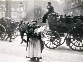 En kvinnlig tidningsförsäljare, London, ca 1890-talet (s/v foto)