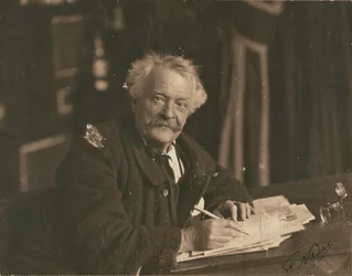 [Félix Nadar sitter vid ett skrivbord]