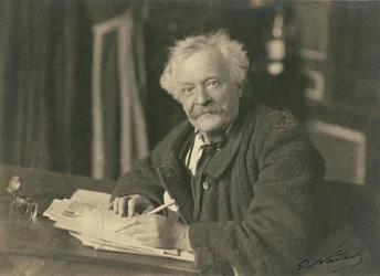 Félix Nadar sittande vid skrivbordet