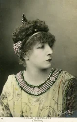Henriette Rosine Bernard aka Sarah Bernhardt (1844-1923) som "Théodora", pjäs av Victorien Sardou, 1884 (foto)