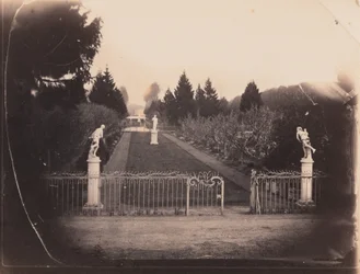 Trädgårdsscen med staty,ca. 1853 (foto)