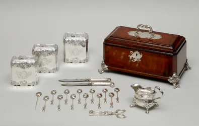 Teutrustning, ca 1735 (silver och trä)