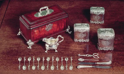 Teutrustning, ca 1735 (silver och trä)