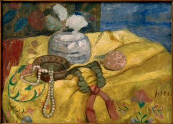 Stilleben med en gul filt och en ingefärakruka med blommor
