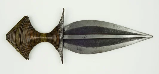 Dolk av svartnat stål, mässing, koppar och trä