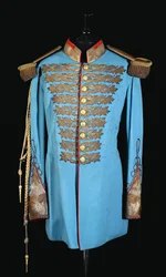 En persisk hovuniform av puderblått ulltyg broderat i förgylld tråd, epaulletter av förgyllda ädelmetaller, fodrade i scharlakansröd satäng (ull, förgylld tråd, satin)