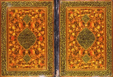 En Qajar Qur"an-bindning, målad med en blommig design och en medaljong innehållande en thuluth-inskription, ca 1801-2