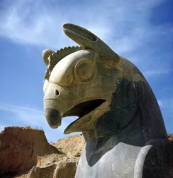 En griffon, legendarisk varelse hälften örn, hälften lejon. Kolumn av Apadana, stor rättssal, övervunnen av dessa huvudstäder, Darius I:s palats, Persepolis, Iran.