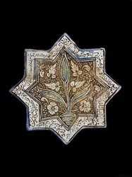 Åttauddig stjärnplatta, Sultanabad, Iran, Il-Khanid-dynastin (keramik)
