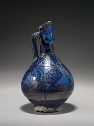 Människohövdad kanna, Iran, tidigt 1300-tal (stenpasta med guldglans över blå glasyr)