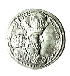 Framsidan av ett mynt som visar profilen av Shapur II (310-79), Sassanian (silver) (se 162414 för baksidan)
