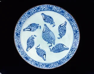 Rapphönsfat, Iran, Safavidperiod, 1700-tal (stenpasta med blått under glasyr)