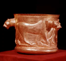 Persisk konst: guldbägare dekorerad med tre lejon. Från Kalardasht. 800-talet e.Kr. Teheran, arkeologiskt museum