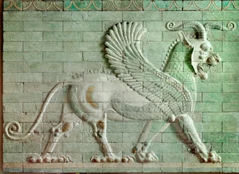 Persisk akemenidisk period, Iran: lågrelief i glaserat tegel föreställande en grip. Från Dareios I:s palats (550-486 f.Kr.), Persiens kung, i Susa. 510 f.Kr. Paris, Louvren