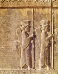 Relief föreställande två bågskyttar och en gammal persisk inskription, från trappan till Darius-palatset, Achaemenian Period, 6-5th århundradet f.Kr.