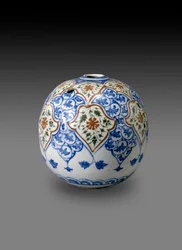 Sfärisk Kahlian Pipe Bowl, troligen tillverkad i Kerman, Iran, sent 1600- eller tidigt 1700-tal (stenpasta med polykrom under glasyr)