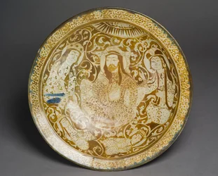 Stenpastafat dekorerad i gyllene lyster, från Kashan, Iran, tidigt 1200-tal (keramik)