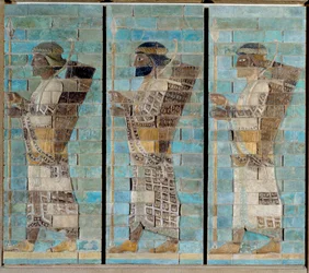 Bågskyttefrisen från Dareios I:s, Persiens kungs, palats i Susa (500-talet f.Kr.). Emaljerad tegelrelief nedtill. 510 f.Kr. Paris, Louvren.