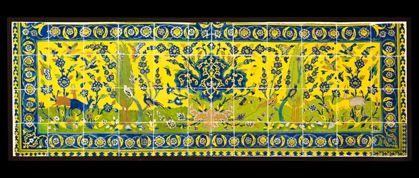 Kakel som föreställer en naturlig scen, från Isfahan, Iran, troligen ca 1600-talet (lergods med polykrom under glasyr)