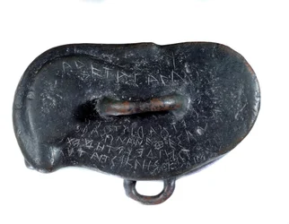 Votivvikt i brons i form av en osselet med en dedikation på grekiska till Apollo av Didymus, votiv till gudens tempel i Miletus. Routenide-period. Rapportera som byte av Darius I. hittat på platsen för Susa. Paris. Louvren