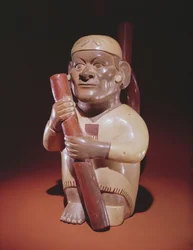 Sittande enbent man, Mochica Culture (lergods)