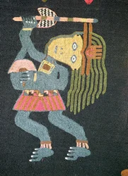 Dansare i vävd ull med batong, Paracas stam (textil) (se även 231826)