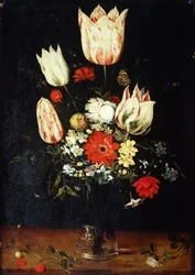 Blommor i en glasvas på en avsats