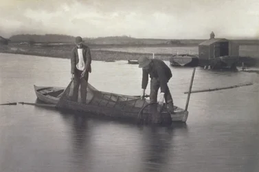 Tar upp ålnätet, ca 1886