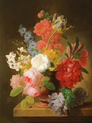 Stilleben av blommor i en marmorurna