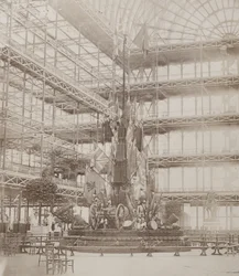 「Les Guides」の訪問時に建てられた軍事トロフィー、「Photographic Views of the Progress of the Crystal Palace, Sydenham