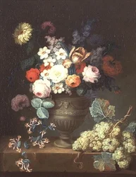 Stilleben av blommor i en klassisk vas med en klase druvor