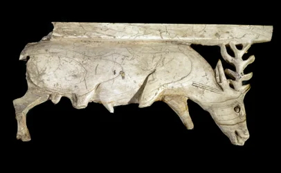 Feniciernas civilisation: prydnad av en kunglig elfenbensbädd i form av ett rådjur, från platsen för Arslan Tash (Syrien). 9:e århundradet f.Kr. Sol. 12,5 cm Musée du Louvren, Paris
