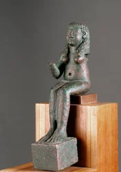 Fenicisk konst: framställning av gudinnan Astarte. Bronsskulptur från 700-talet f.Kr. Från helgedomen i Carambolo i Spanien. Mått: 16 cm. Sevilla, Arkeologiska museet
