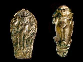 Fenicisk konst: två guldstatyetter, till vänster gudinnan Ishtar (Inanna eller Astarte) på en platta, till höger en fruktbarhetsgudinna med upphöjda armar, från platsen Tink El Beida i Syrien. 15:e århundradet-12:e århundradet f.Kr. Paris, Louvren