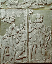 Fenicisk civilisation: sängprydnad med en låg elfenbensrelief som representerar en kung som hotar fiende. Från platsen för Ugarit eller Ugarit, forntida syrisk citat på Tell de Ras Shamra. 1300-talet f.Kr. Sön 24 cm Damaskus, Arkeologiska museet Syr