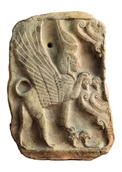 Pinax dekorerad med sfinx med dubbel egyptisk krona som skyddar livets träd, Necropolis Puig des Molins, Ibiza (Spanien)