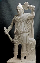 Feniciernas civilisation: Mithraisk gudom som håller en fackla och en dubbelyxa. 2:a eller 3:e århundradet e.Kr. Marmor skulptur. Dämpa. 87 cm. Paris, Louvren