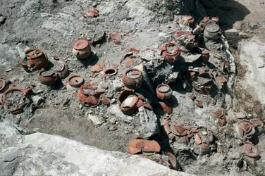 Feniciernas civilisation: rester av vaser, platsen för tofet i den puniska staden Sulcis på den nuvarande ön Sant