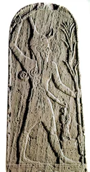 Fenicisk konst: kalkstensstele över guden Baal i blixten. (Krigargud som skyddar kungen) Skulptur från 1800- eller 1700-talet f.Kr. Från Ras Shamra (Ugarit eller Ougarit), mått 142 cm, Paris, Musée du Louvre
