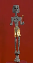 Fenicisk konst: statyett av en gudom i silver och guld. 20:e eller 19:e århundradet f.Kr. Från Ras Shamra (Ugarit). Höjd 28 cm. Nationalmuseet i Aleppo, Syrien