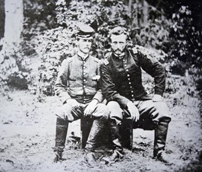 Porträtt av löjtnant George A. Custer (1839-1876) (hattlös) med sin krigsfångelöjtnant Washington från den konfedererade armén, fångade i maj 1862 (s/v foto)