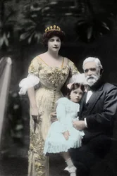 Den australiensiska sångerskan Nellie (Nelly) Melba (1861-1931) med sin far och en oidentifierad liten flicka. Melbourne, tidigt 1900-talsfotografi