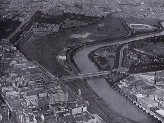 Melbourne: En flygbild över Jolimont Railway Yards och floden Yarra, med en liten del av staden och Richmond i fjärran (svart/vitt foto)
