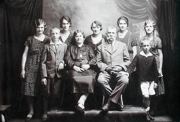 Familj med många barn, tidigt 1900-tal (foto)