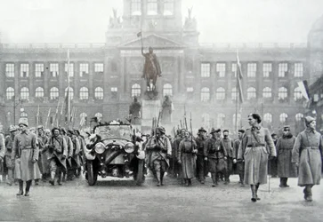Tjeckiska trupper följer med president Thomas Masaryk i Prag, 25 december 1918 (s/v foto)