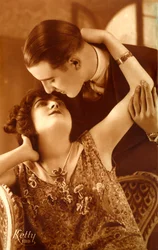 Franska par från 1920-talet omfamnar