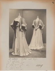 Albumsida: House of Worth, Shoulder Cape