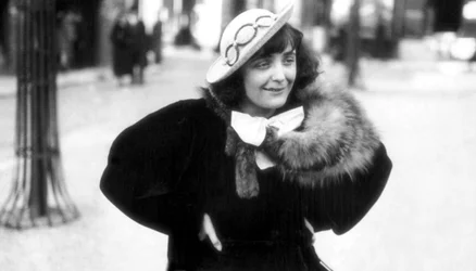 Den franska sångerskan Edith Piaf i Montmartre