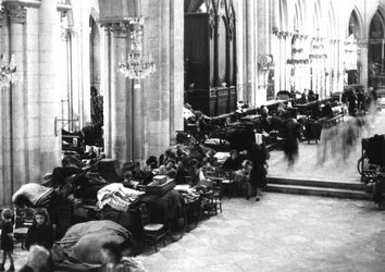 Människor tar sin tillflykt till Caen-katedralen, juli 1944 (s/v-foto)